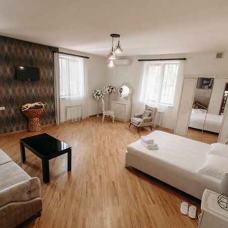 Castle Family Hotel Ереван Екстериор снимка