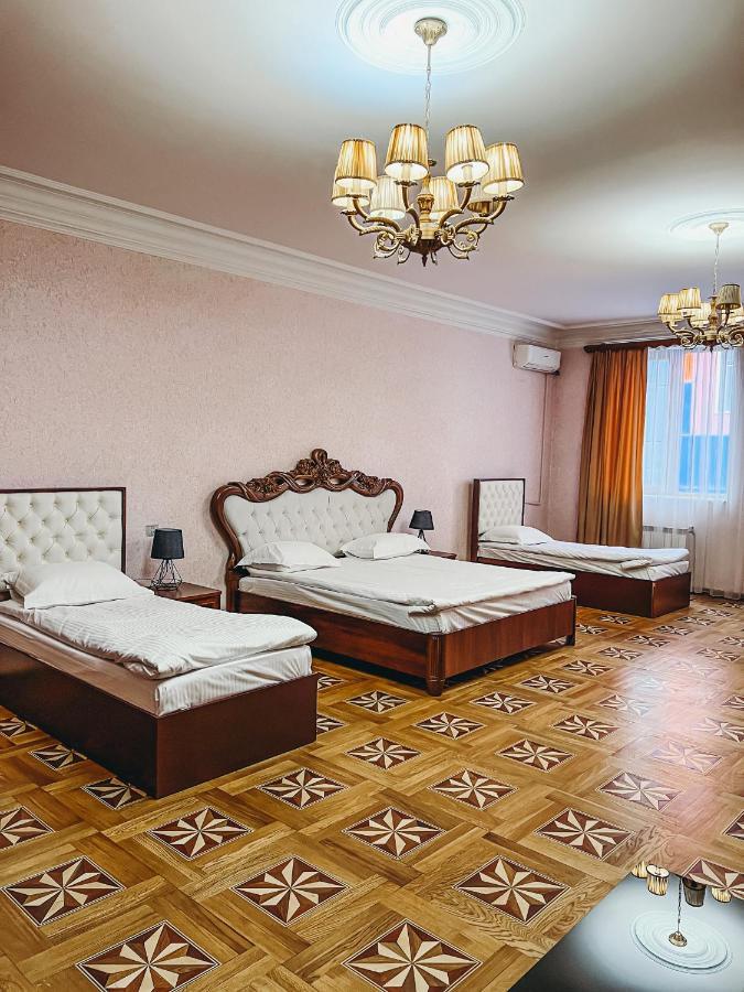 Castle Family Hotel Ереван Екстериор снимка