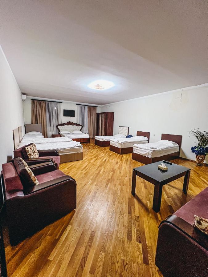 Castle Family Hotel Ереван Екстериор снимка