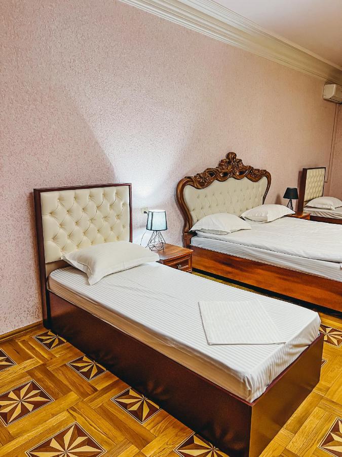 Castle Family Hotel Ереван Екстериор снимка