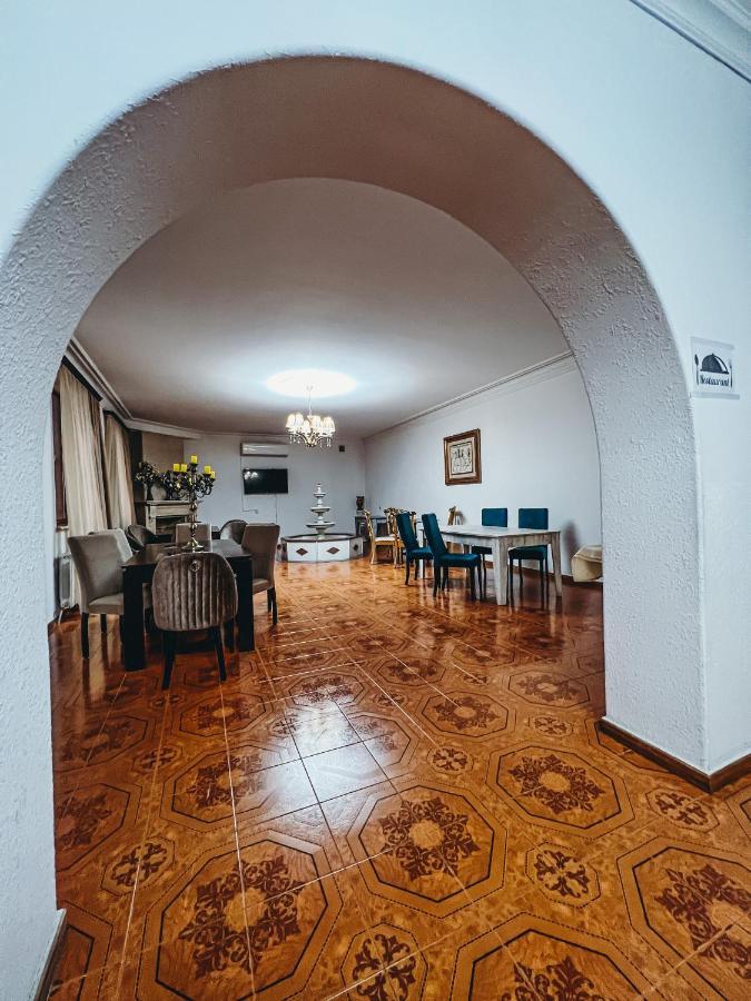 Castle Family Hotel Ереван Екстериор снимка