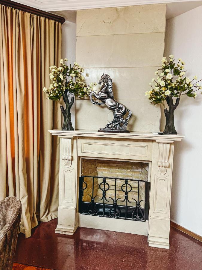 Castle Family Hotel Ереван Екстериор снимка