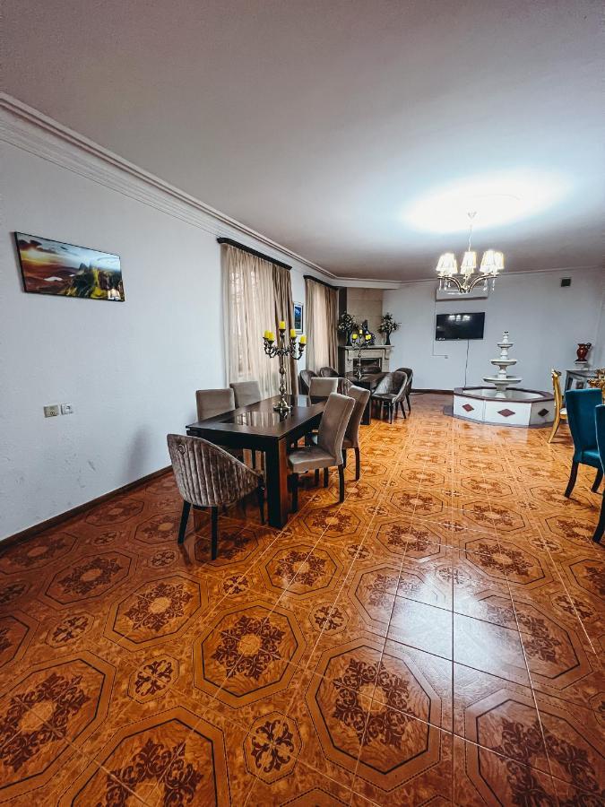 Castle Family Hotel Ереван Екстериор снимка