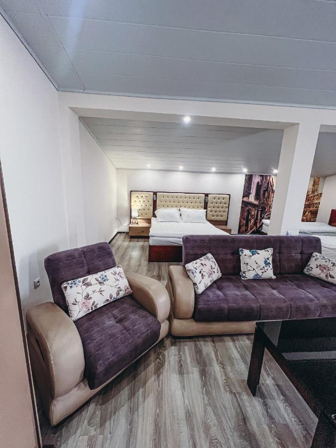 Castle Family Hotel Ереван Екстериор снимка