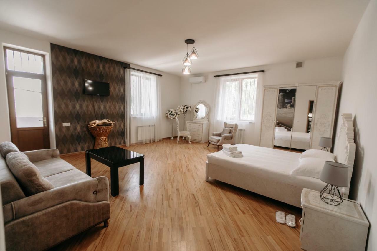 Castle Family Hotel Ереван Екстериор снимка
