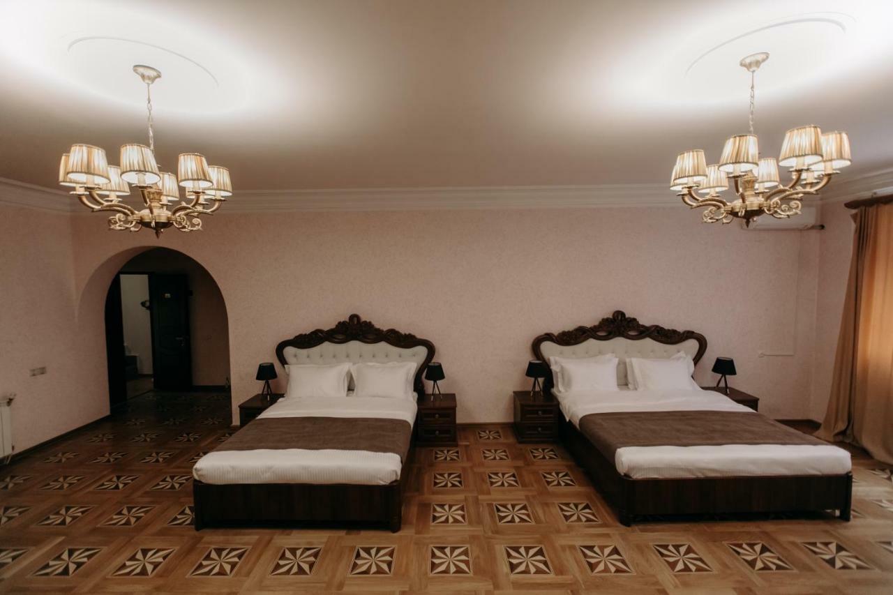 Castle Family Hotel Ереван Екстериор снимка