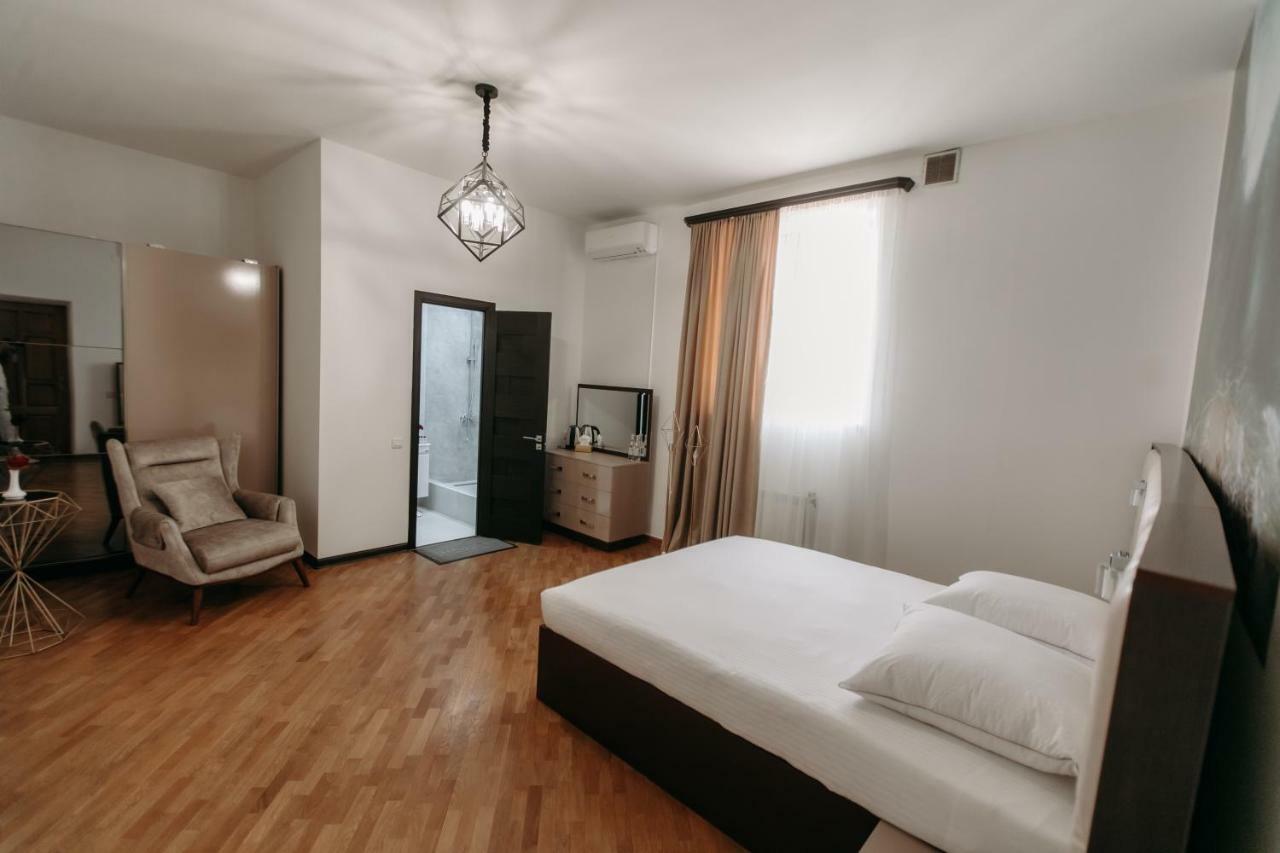 Castle Family Hotel Ереван Екстериор снимка