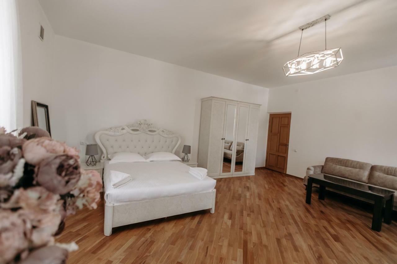 Castle Family Hotel Ереван Екстериор снимка
