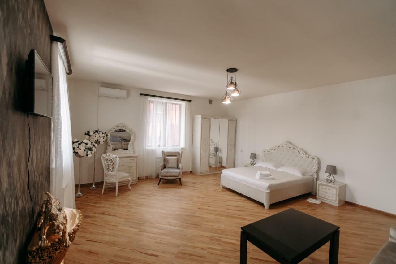 Castle Family Hotel Ереван Екстериор снимка