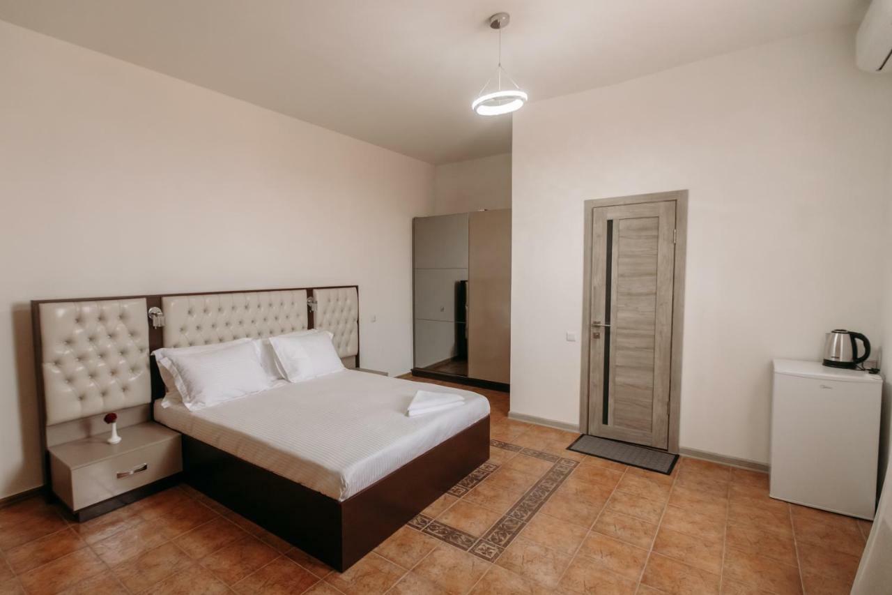 Castle Family Hotel Ереван Екстериор снимка