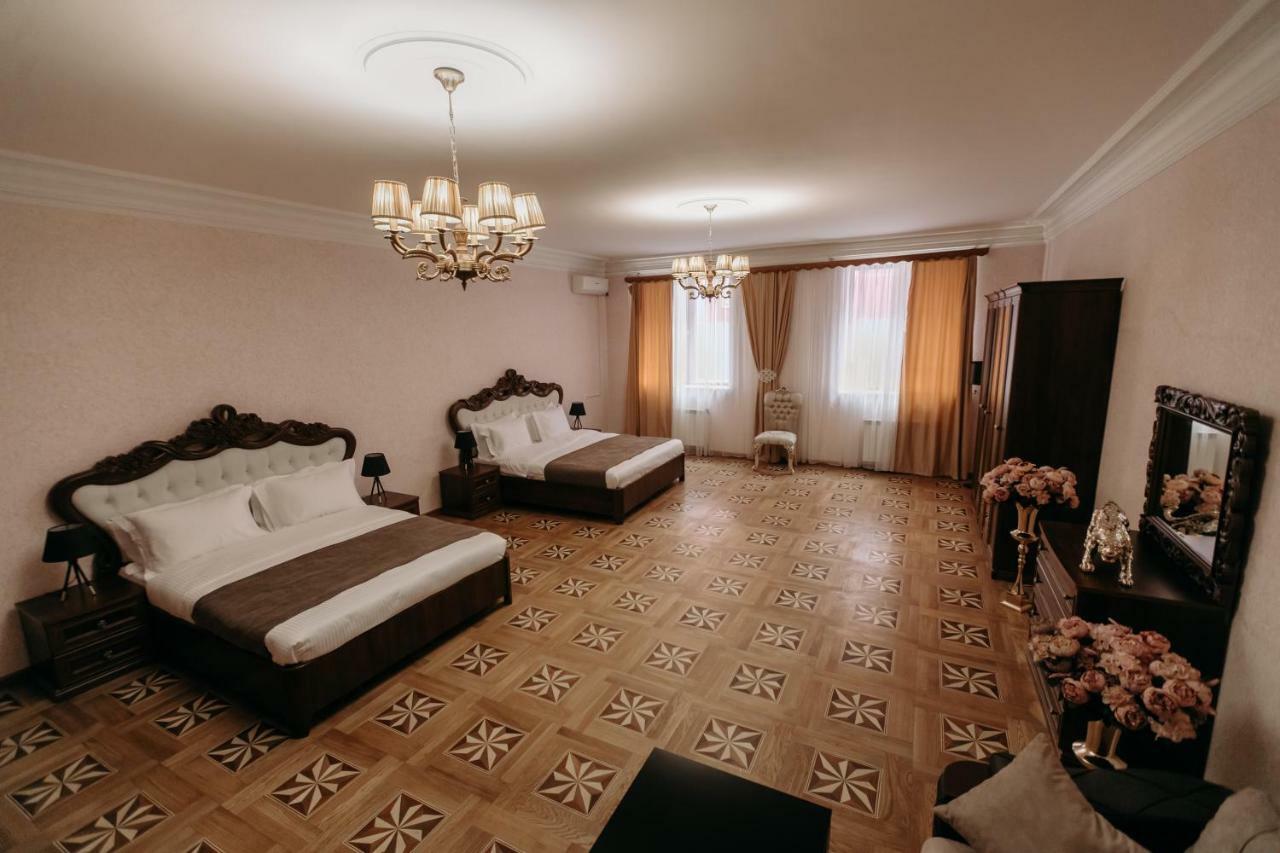 Castle Family Hotel Ереван Екстериор снимка
