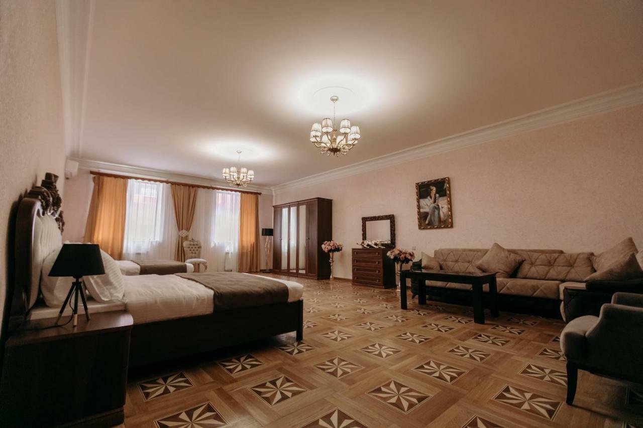 Castle Family Hotel Ереван Екстериор снимка