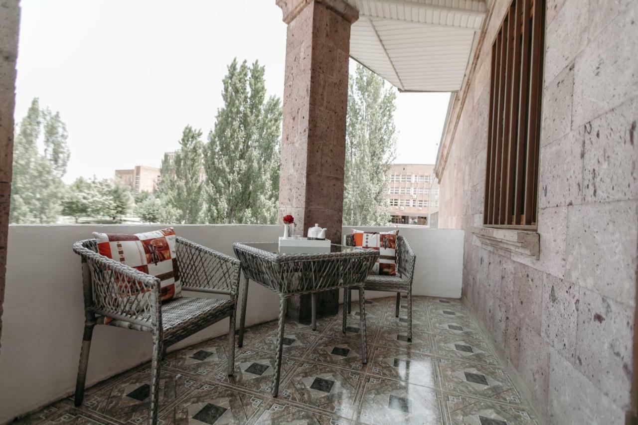 Castle Family Hotel Ереван Екстериор снимка