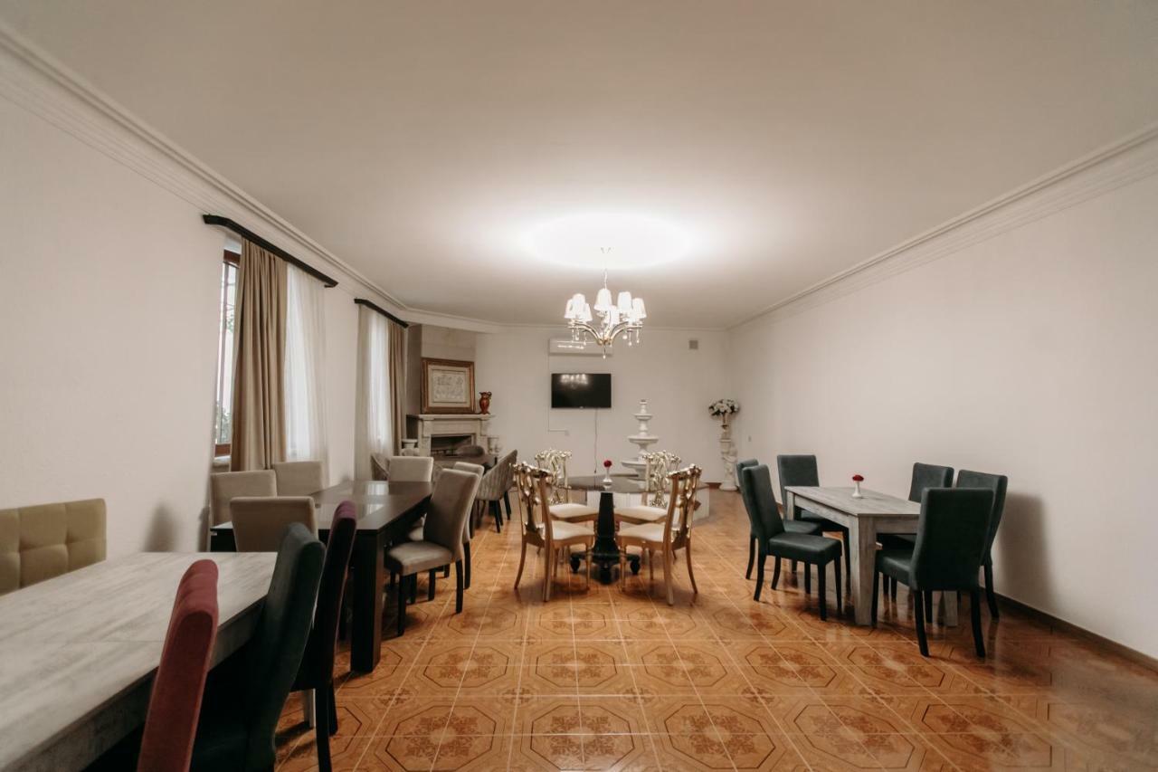 Castle Family Hotel Ереван Екстериор снимка