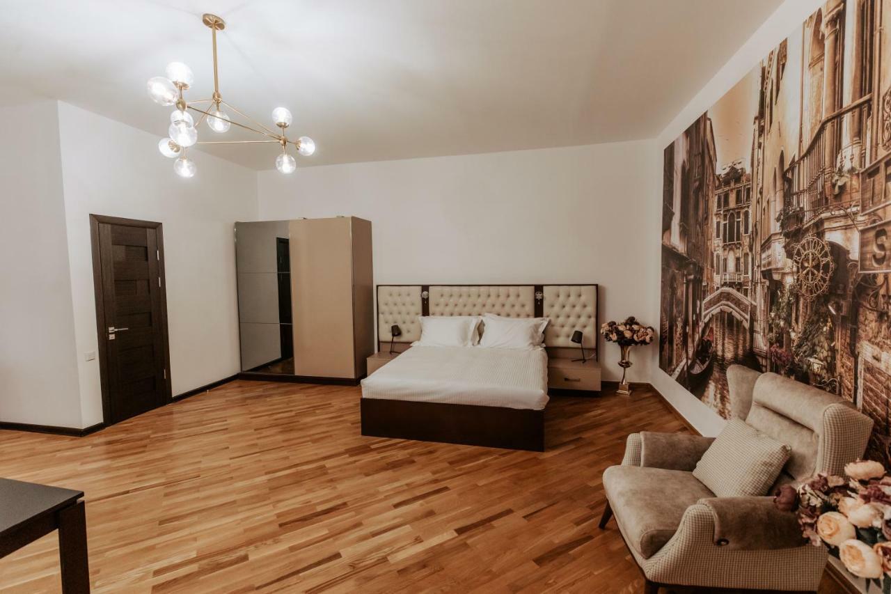 Castle Family Hotel Ереван Екстериор снимка