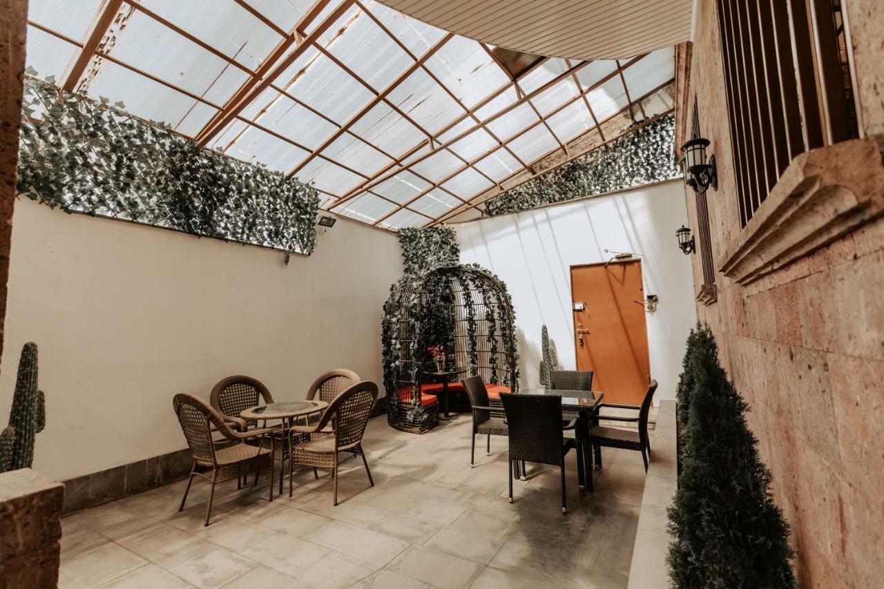 Castle Family Hotel Ереван Екстериор снимка