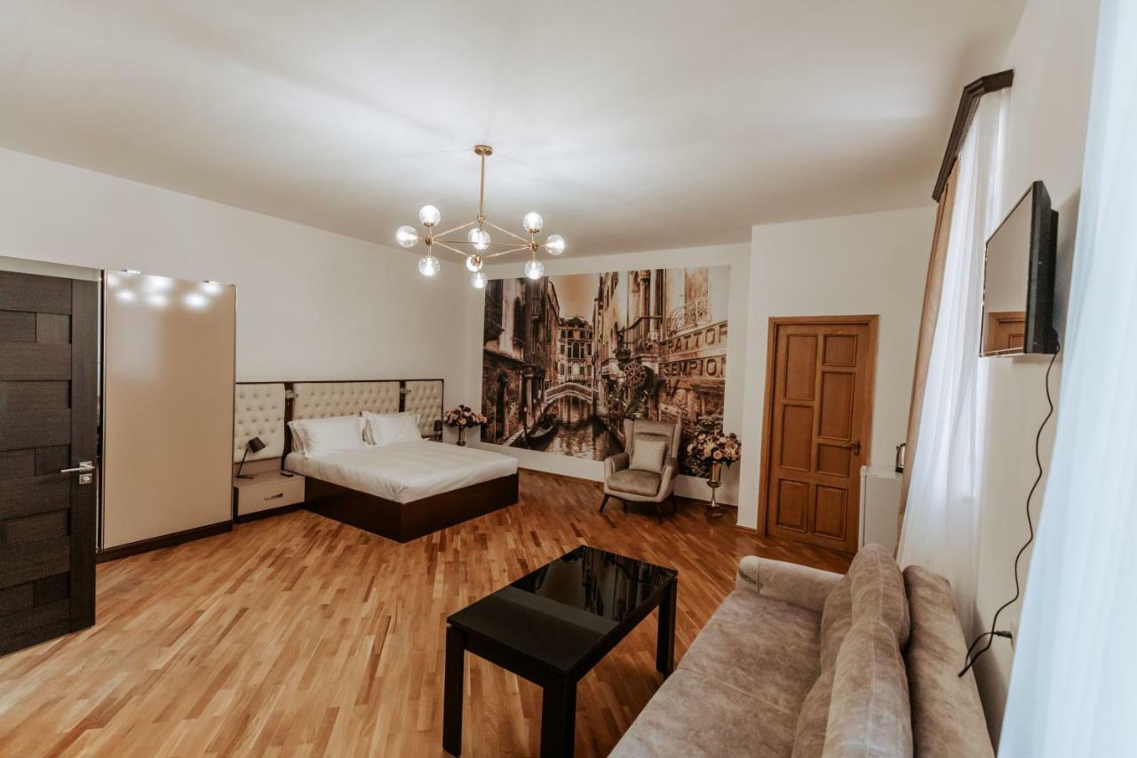 Castle Family Hotel Ереван Екстериор снимка
