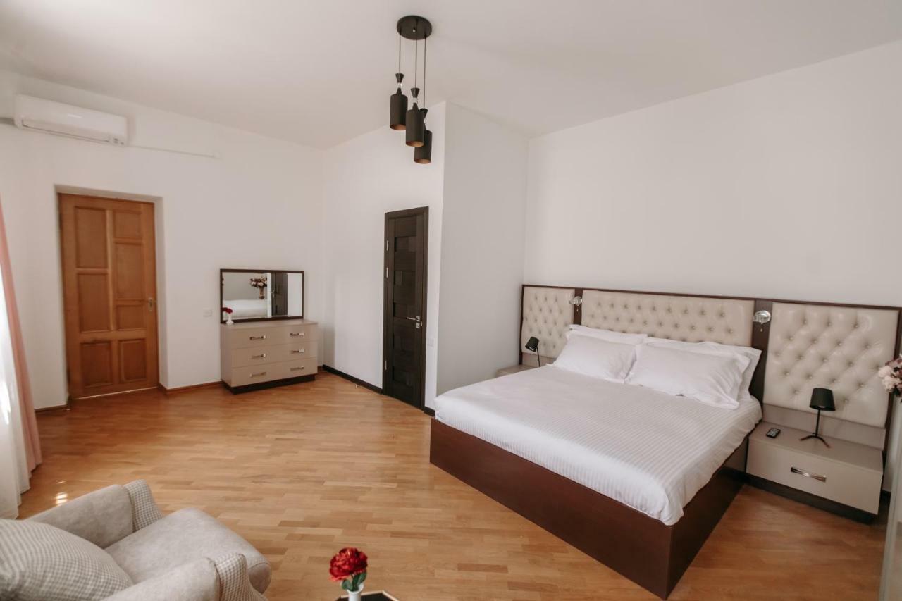 Castle Family Hotel Ереван Екстериор снимка