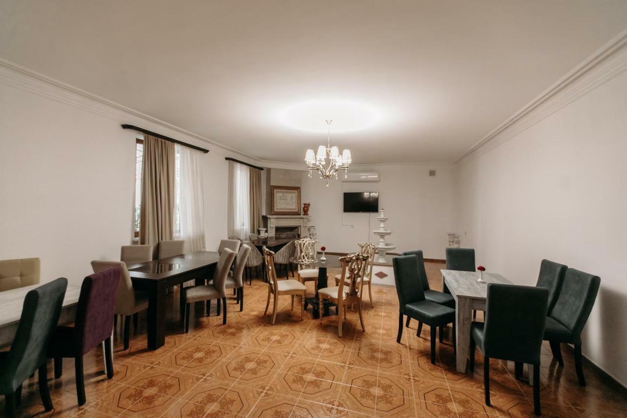 Castle Family Hotel Ереван Екстериор снимка
