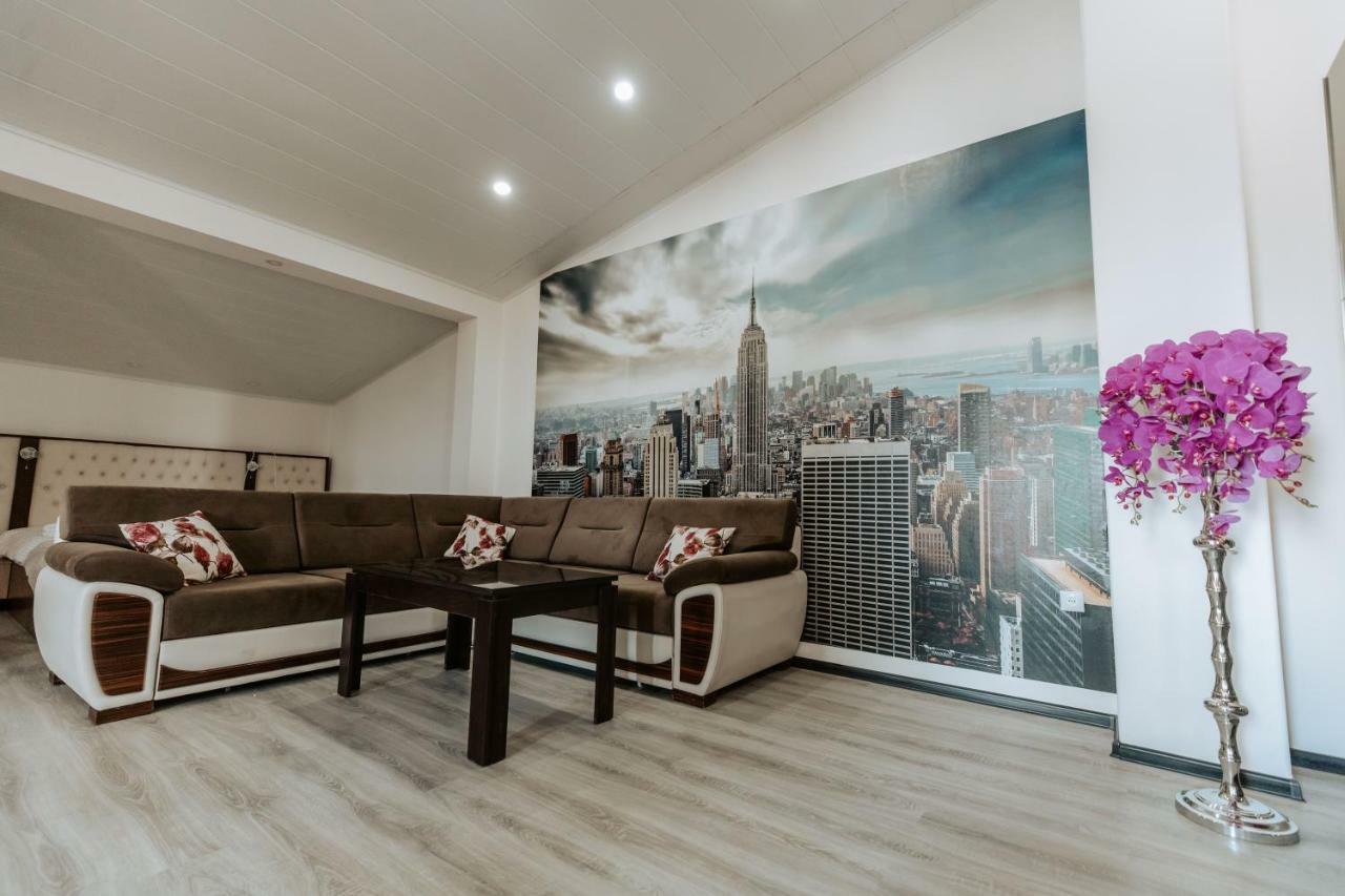 Castle Family Hotel Ереван Екстериор снимка