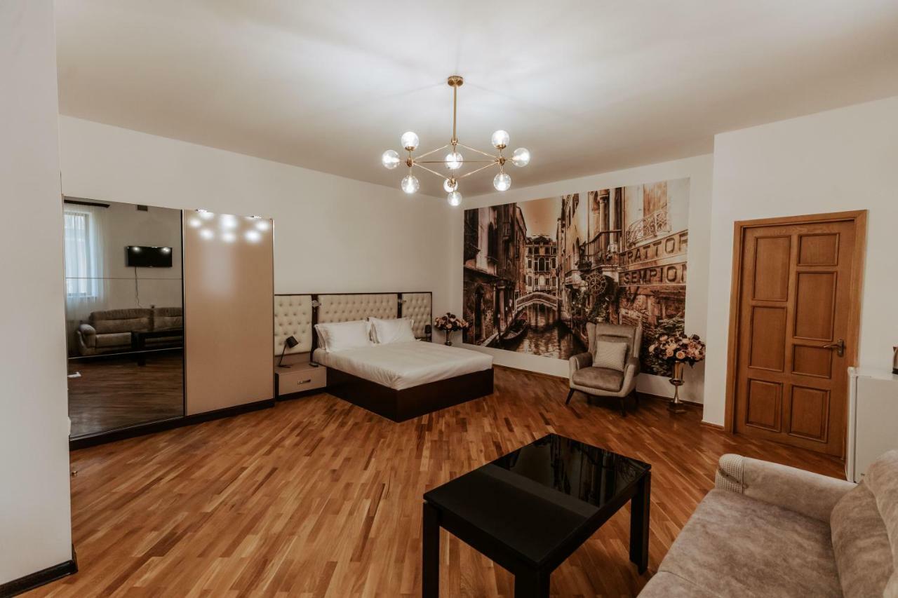 Castle Family Hotel Ереван Екстериор снимка