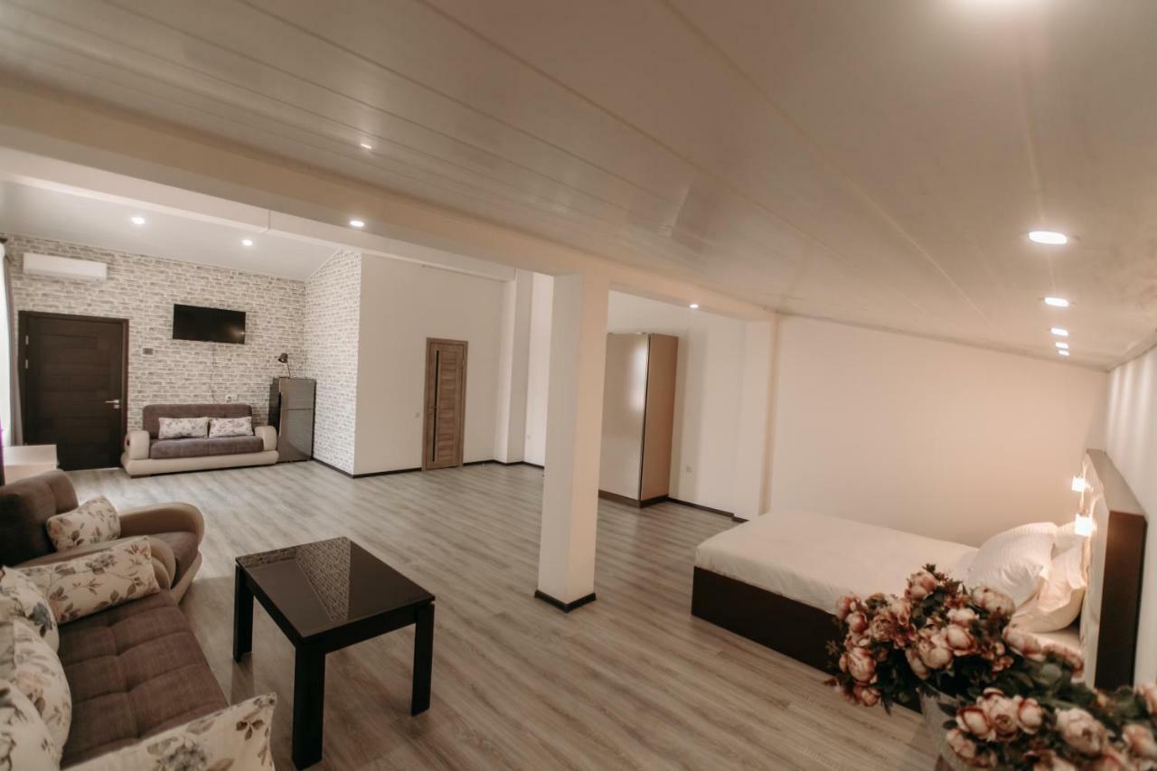 Castle Family Hotel Ереван Екстериор снимка
