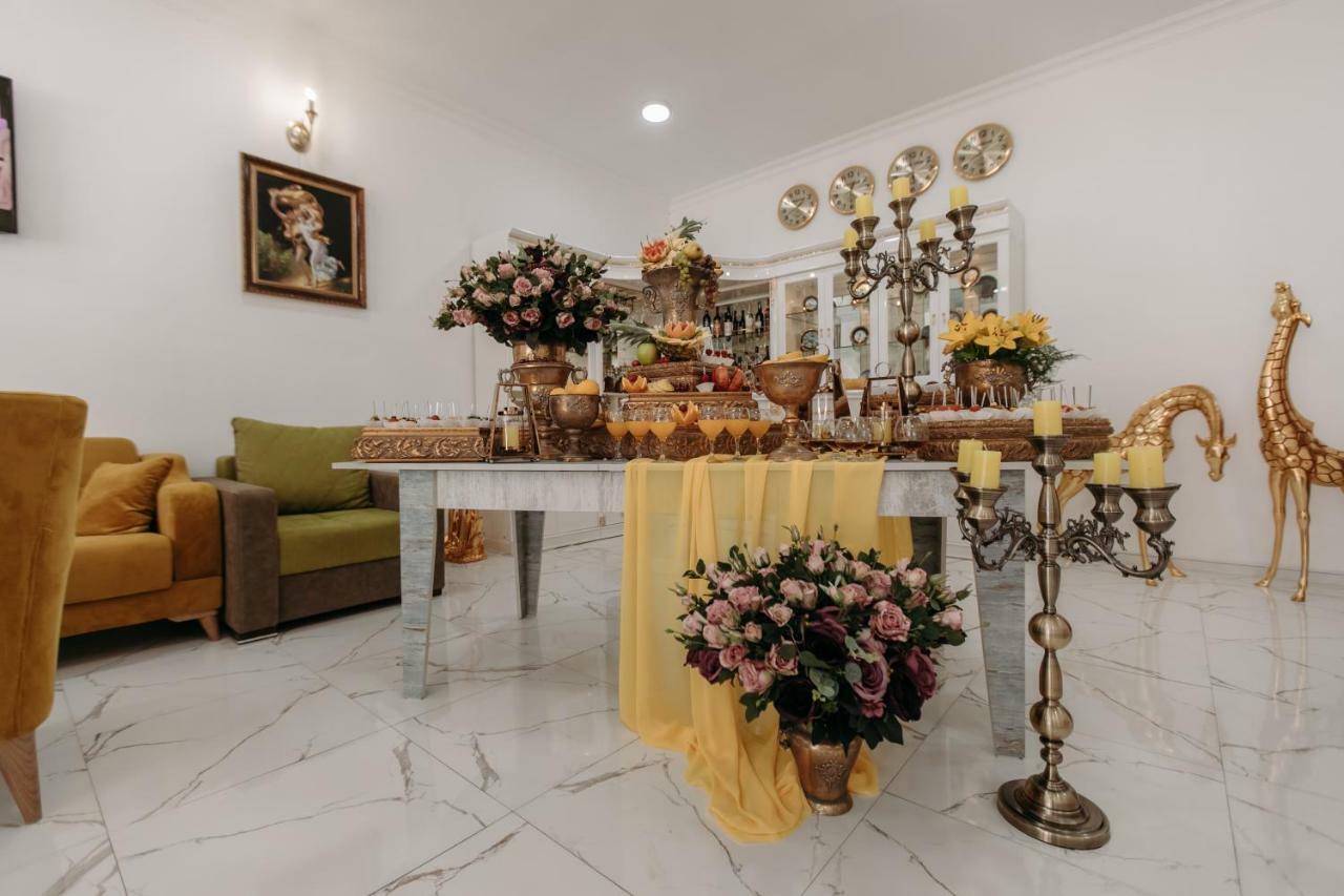 Castle Family Hotel Ереван Екстериор снимка