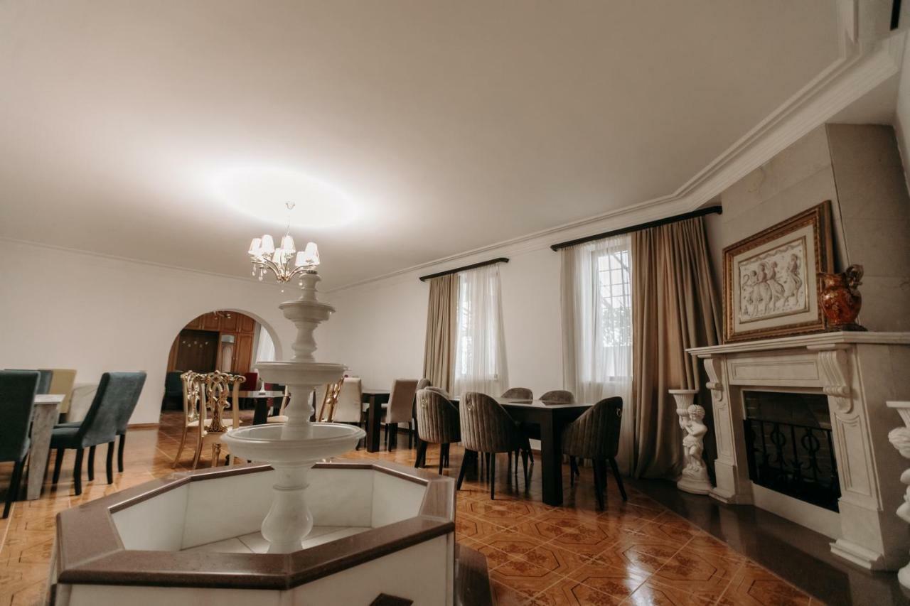 Castle Family Hotel Ереван Екстериор снимка