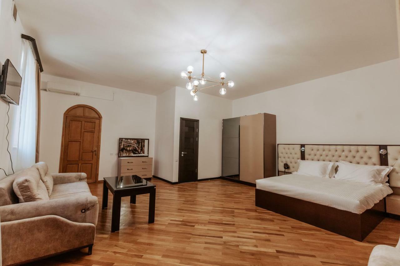 Castle Family Hotel Ереван Екстериор снимка