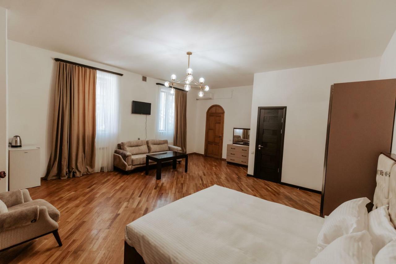 Castle Family Hotel Ереван Екстериор снимка