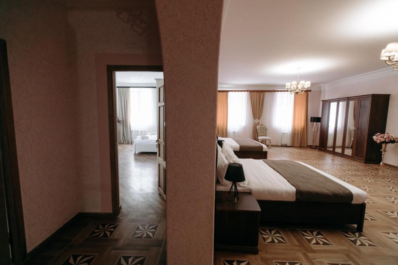 Castle Family Hotel Ереван Екстериор снимка