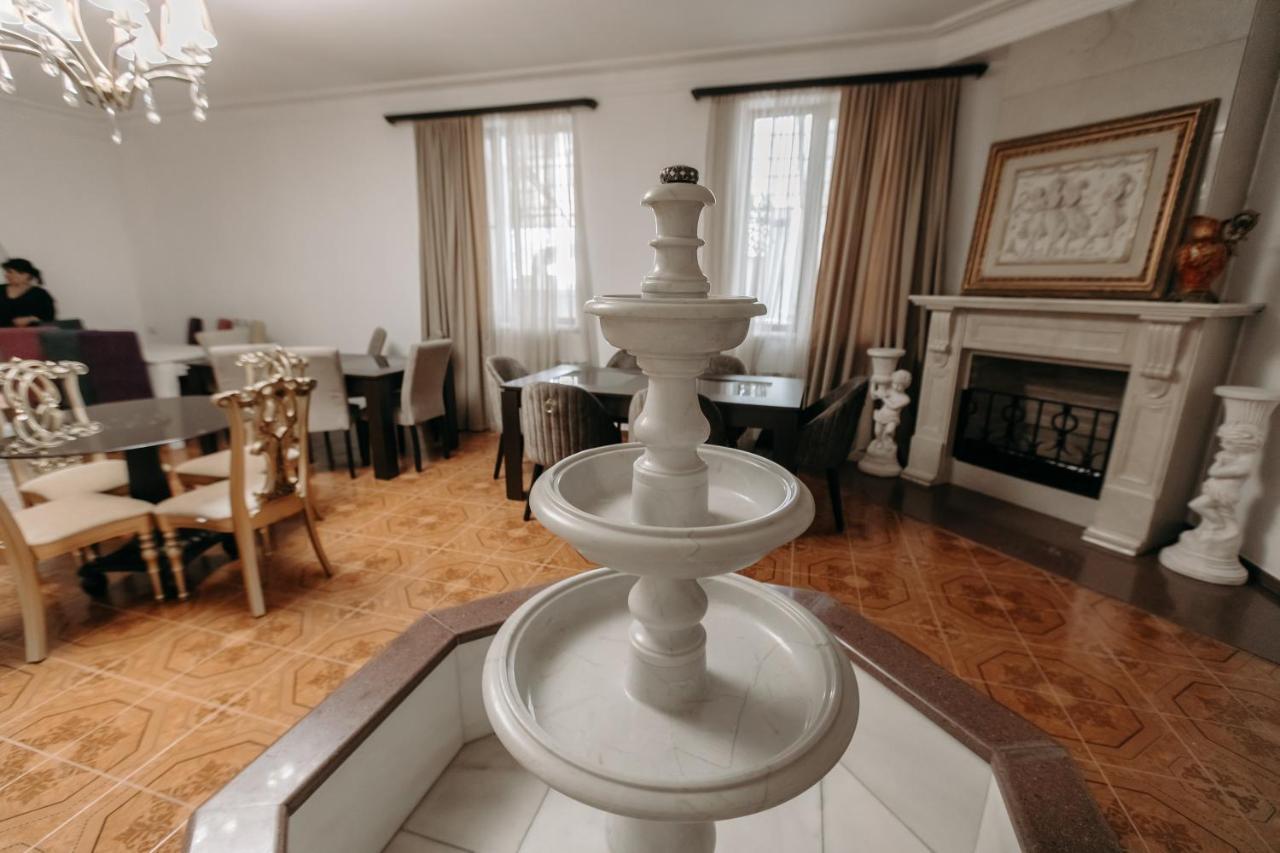 Castle Family Hotel Ереван Екстериор снимка